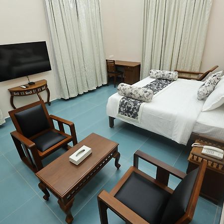 Le Colonial Suites Pondicherry Esterno foto