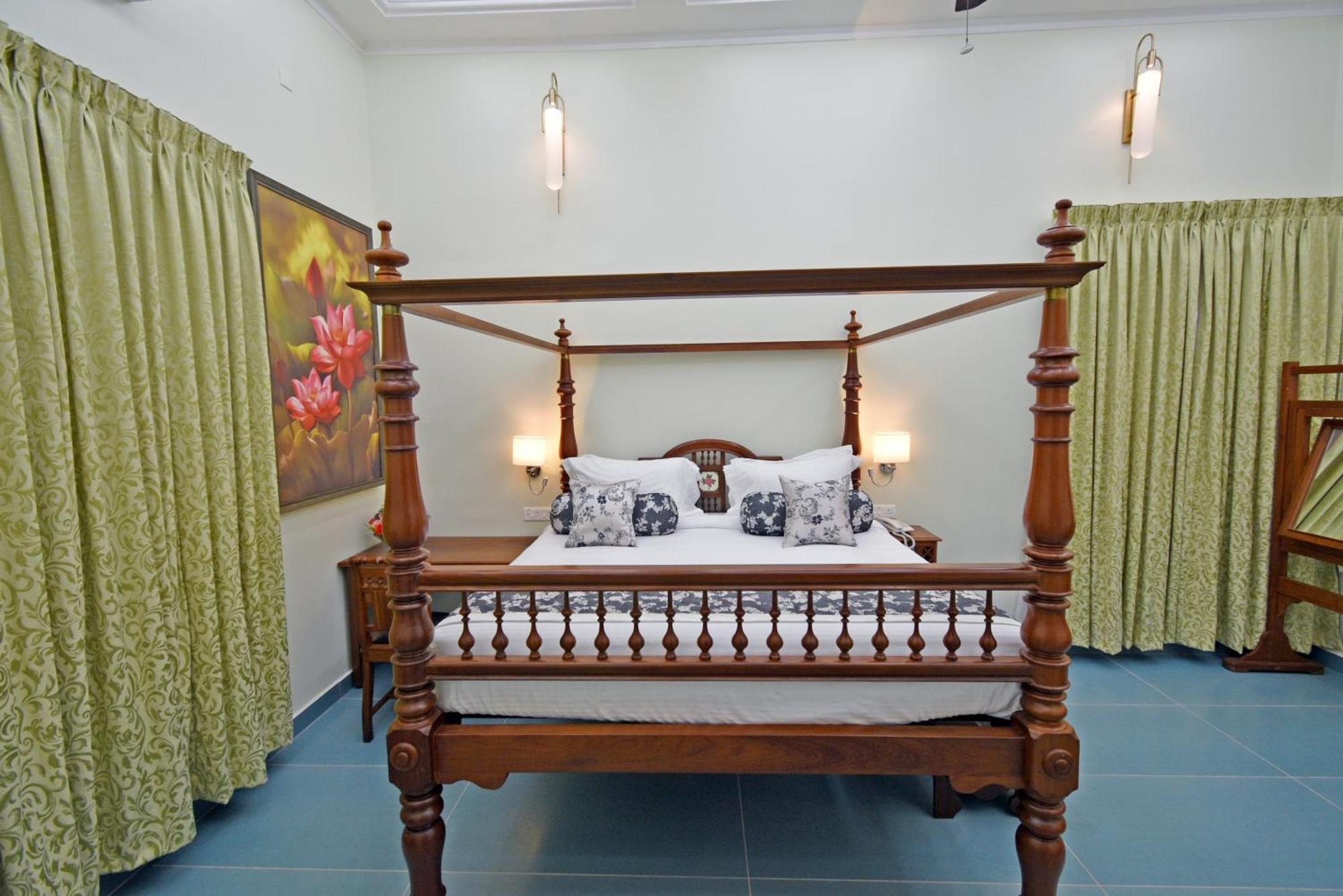 Le Colonial Suites Pondicherry Esterno foto