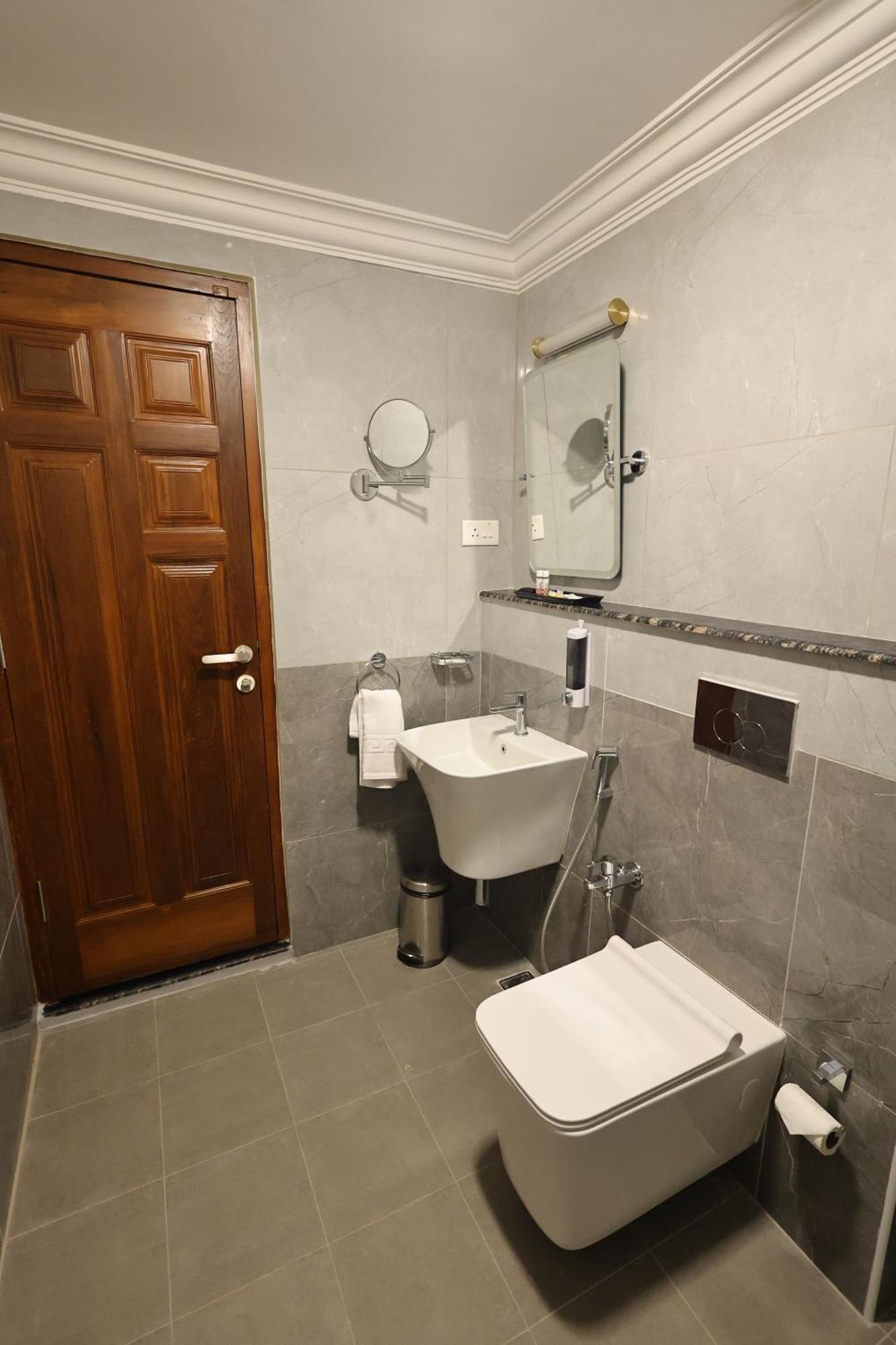 Le Colonial Suites Pondicherry Esterno foto