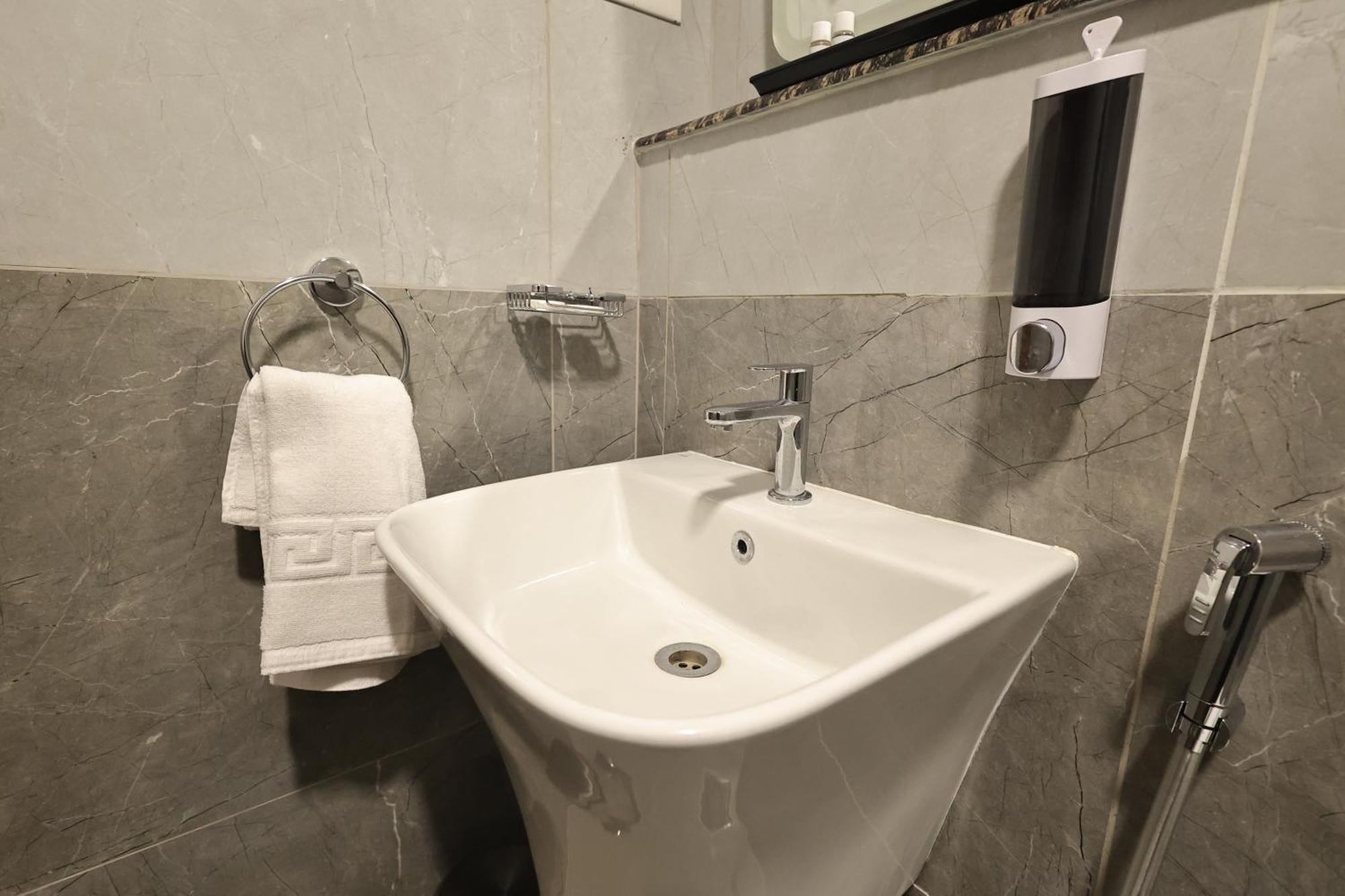 Le Colonial Suites Pondicherry Esterno foto