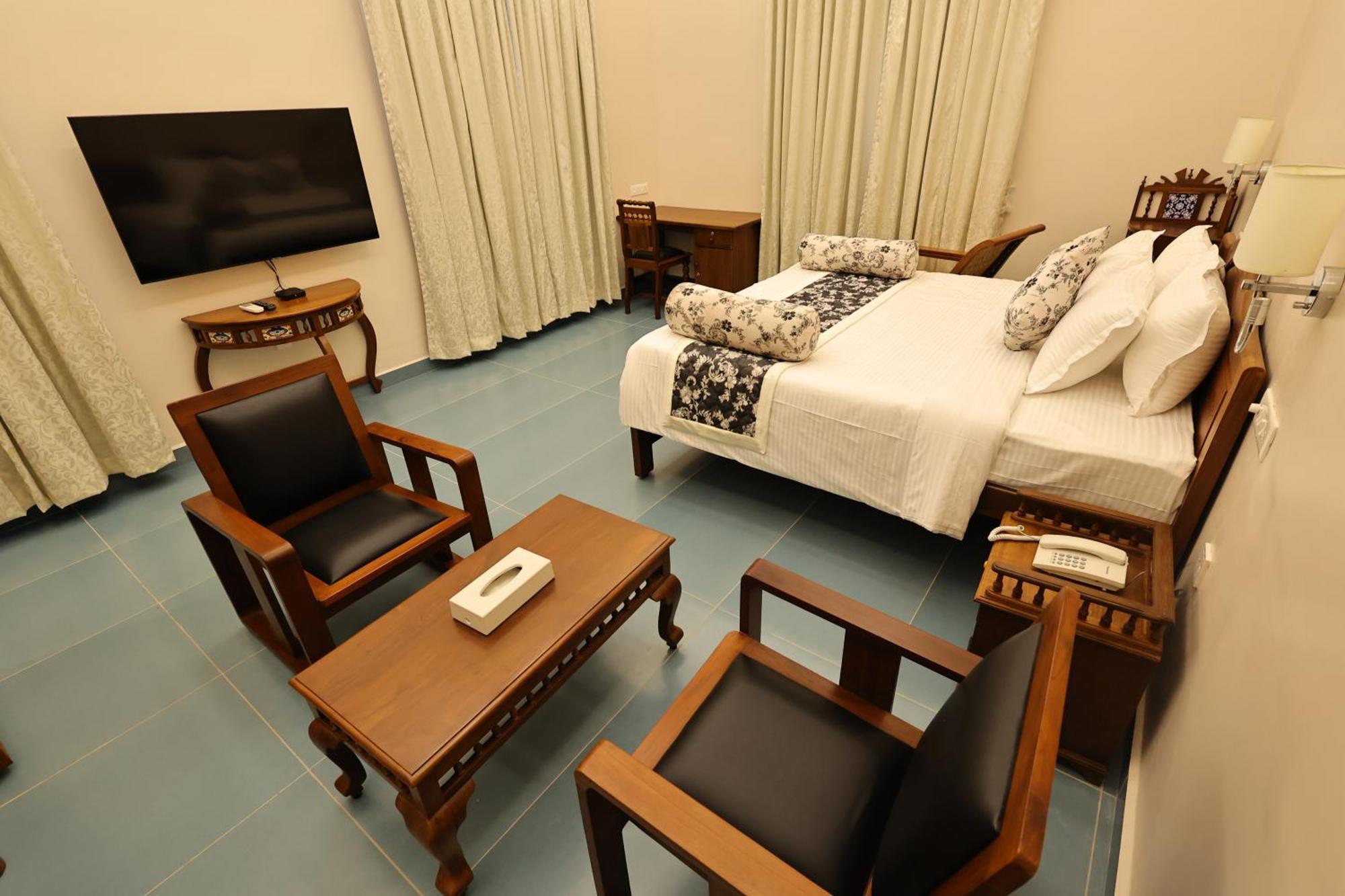 Le Colonial Suites Pondicherry Esterno foto